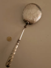 Charger l'image dans la galerie, Rare pelle ou cuillère à servir en argent massif 0.800 , probablement fin XVIIIÈME
