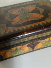 Charger l'image dans la galerie, Ravissant coffret craft 1920-1930 peint à la main avec ses motifs géométriques. Parfait état. Sans clé!
