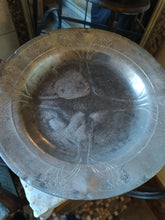 Charger l&#39;image dans la galerie, Kaiserzin grande assiette en étain d&#39;époque Art nouveau. Avec réparation
