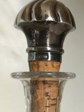 Charger l&#39;image dans la galerie, Petite carafe en cristal taillé, avec bouchon en argent massif.
