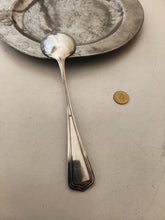 Charger l'image dans la galerie, Cuillère de service art nouveau Allemand en métal argentée
