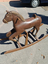 Charger l&#39;image dans la galerie, Grand cheval à bascule en bois sculpté et peint . Début XXÈME
