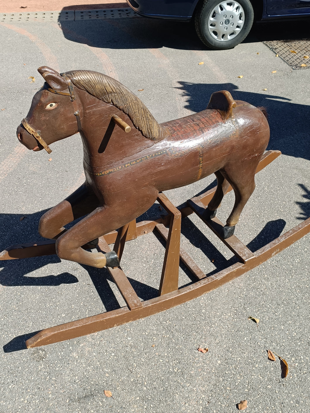 Grand cheval à bascule en bois sculpté et peint . Début XXÈME