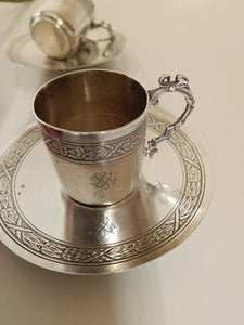 Argent massif Minerve premier titre 0.950! Paire de tasse et sous tasse à café dans le style Louis XVI . Poinçons orfèvre Henri Soufflot fin XIXÈME début Xxème
