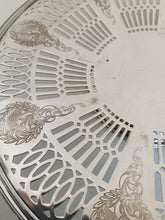 Charger l'image dans la galerie, Plat à gâteau ajouré rond en métal argenté Anglais.
