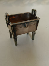 Charger l&#39;image dans la galerie, Petit meuble funéraire style archaïque en argent massif chinois fin XIXÈME .
