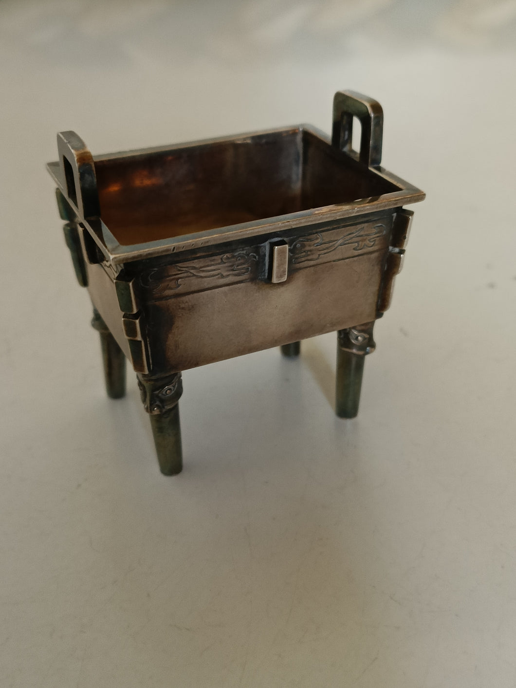 Petit meuble funéraire style archaïque en argent massif chinois fin XIXÈME .