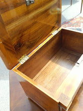 Charger l&#39;image dans la galerie, Ravissante petite commode de maîtrise Empire à colonne pleine Biedermeier XIX ème. Transformé en coffret à bijoux. Avec deux clés.
