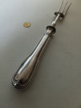 Charger l'image dans la galerie, Christofle Paris , grande fourchette à viande en métal argentée. Début XXÈME. Haute qualitée
