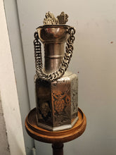 Charger l'image dans la galerie, Exceptionnelle grande chane Valaisanne en étain.  D'époque Art déco . Fabriqué et gravé par A Wallner en 1931 . Probablement un artiste autrichien des école d'art de Vienne
