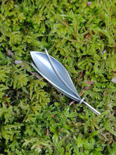Charger l'image dans la galerie, Broche feuille design en argent 0.800 noirci, vers 1970.
