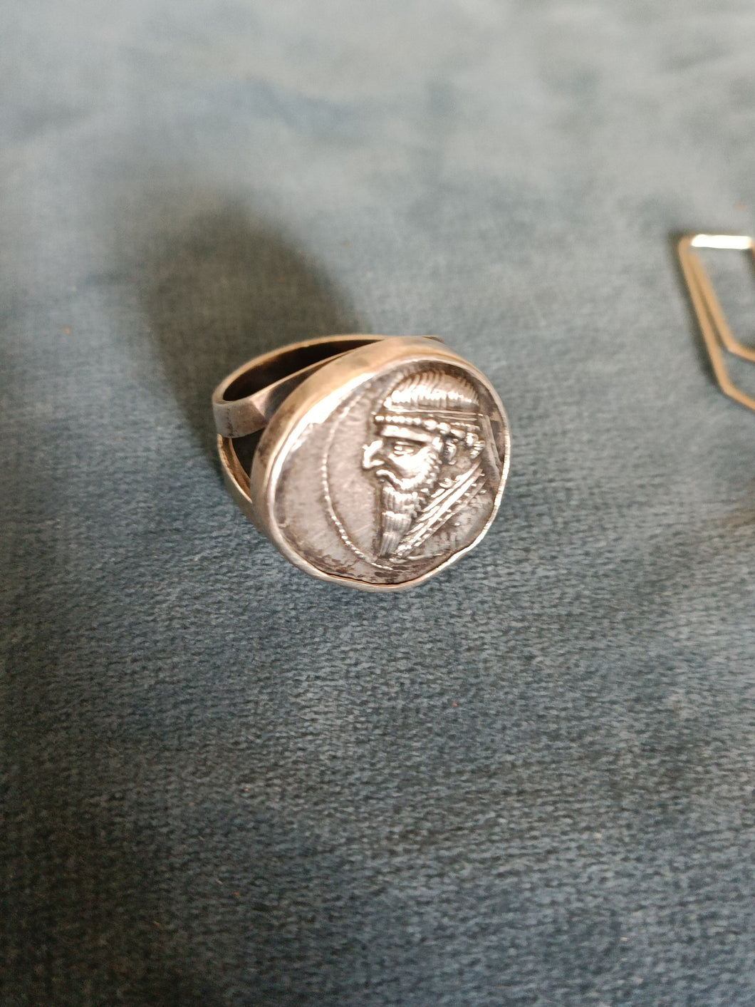 Bague chevalière en argent avec copie monnaie grecque. Roi Mithridate II de Parthe