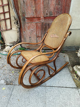 Charger l'image dans la galerie, Jacob Joseph Kuhn Rocking-Chair Viennois  fin XIXÈME, cannage à refaire mais utilisable.  Par Joseph Kuhn à Vienne
