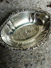 Charger l&#39;image dans la galerie, Petite corbeille vide poche en argent massif, décors repoussés. Allemagne début XXÈME
