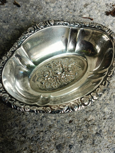 Petite corbeille vide poche en argent massif, décors repoussés. Allemagne début XXÈME