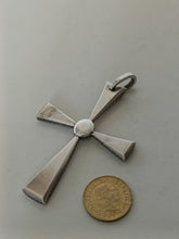 Charger l&#39;image dans la galerie, Belle croix Byzantine en argent massif, travail artisanal . Tranches finements martelées

