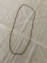Charger l'image dans la galerie, Longue chaîne ancienne en argent 0,835 maille ovale . longueur 70 cm , 18 g
