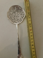 Charger l'image dans la galerie, Jezler modèle renaissance, petite pelle à mignardises en argent massif 0.800 , décors pelle ciselé.
