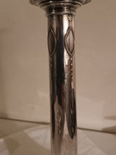 Charger l'image dans la galerie, Bougeoir art nouveau anglais en cuivre argenté vers 1900
