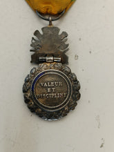 Charger l&#39;image dans la galerie, Médaille militaire française 3ème République, argent premier titre . Avec son ruban, dégât dans l&#39;email. Devise valeurs et discipline
