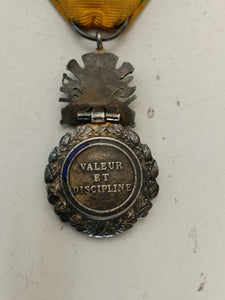 Médaille militaire française 3ème République, argent premier titre . Avec son ruban, dégât dans l'email. Devise valeurs et discipline