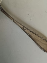 Charger l&#39;image dans la galerie, Jezler le ruban, petite pelle à hors d&#39;oeuvre en argent massif 0.800
