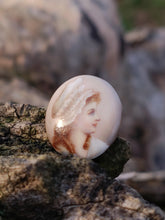 Charger l'image dans la galerie, Médaillon portrait femme souriante
