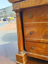 Charger l&#39;image dans la galerie, Ravissante petite commode de maîtrise Empire à colonne pleine Biedermeier XIX ème. Transformé en coffret à bijoux. Avec deux clés.
