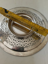 Charger l'image dans la galerie, Plat rond à gâteau en métal argenté anglais ajouré
