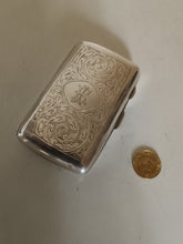 Charger l&#39;image dans la galerie, Boîte en argent Sterling Anglais guillochée, Birmingham 1915 avec monogramme.
