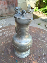 Charger l'image dans la galerie, Della Bianca à Viège vers 1892 grande chane en étain XIXÈME Valaisanne , décors tête de bélier . Poinçon bien marqué. Avec jauge de contrôle à l'intérieur.
