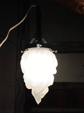 Charger l'image dans la galerie, Lampe à suspension globe flambeau en verre dépoli, fonctionne.
