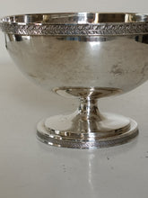 Charger l&#39;image dans la galerie, Jacques David Bessière, dit de Paris, cité à Lausanne comme orfèvre en 1791-1806 magnifique coupe en argent massif vieux Lausanne. Décors de grande finesse avec feuille de chêne
