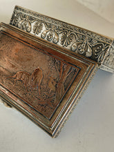 Charger l'image dans la galerie, Ravissante boîte Empire en cuivre argenté . Probablement fin XIXÈME avec plaque de décors eaux fortes ajouter ultérieurement.
