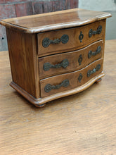 Charger l'image dans la galerie, Commode galbée de maîtrise , Louis XV Bernoise
