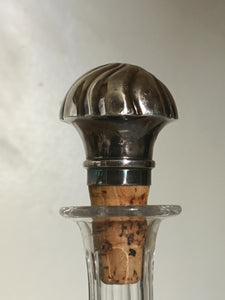 Petite carafe en cristal taillé, avec bouchon en argent massif.