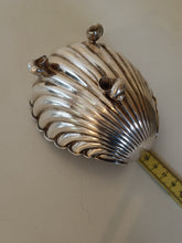 Charger l'image dans la galerie, Ravissante coquille de baptême en argent massif 0.800 . orfèvre Allemand F Berg ,fin XIXÈME début XXème, En parfait état.
