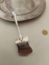 Charger l'image dans la galerie, Armand Fresnais à Paris vers 1900 petite pelle de service ajourée . D'époque Art nouveau, en métal argentée.
