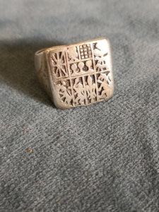 Chevalière en argent ancienne avec armoirie, probablement fin XIXÈME. Prévoir une réparation l anneau fend la ou il a été braser.