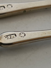 Charger l&#39;image dans la galerie, Rare série de couverts à dessert en argent massif Allemand fin XVIIIÈME début XIXE par le maître orfèvre Christian Friedrich Müller à Berlin periode 1788/1802. Très bonne orfèvre renommé. Monogramme et couronne de prince probablement prussien.
