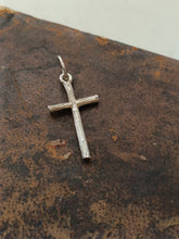 Charger l'image dans la galerie, Petite croix pendentif en argent, style végétale

