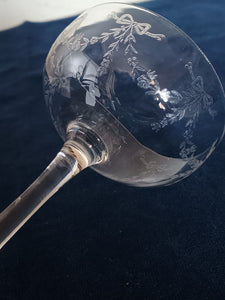 Belle coupe à Champagne en cristal gravé à l'acide. Solitaire , début Xxème