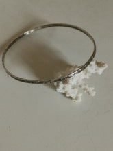 Charger l'image dans la galerie, Bracelet en argent 0,925 poinçon bijoutier ES à identifier vers 1960. Diamètre 7cm
