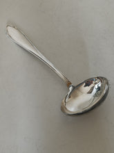 Charger l&#39;image dans la galerie, Jezler la reine louche à sauce en argent massif 0.800 parfait état. 55g
