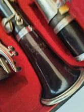 Charger l&#39;image dans la galerie, Couesnon Paris , clarinette en palissandre massif début Xxème en parfait état. Avec son coffret d&#39;origine
