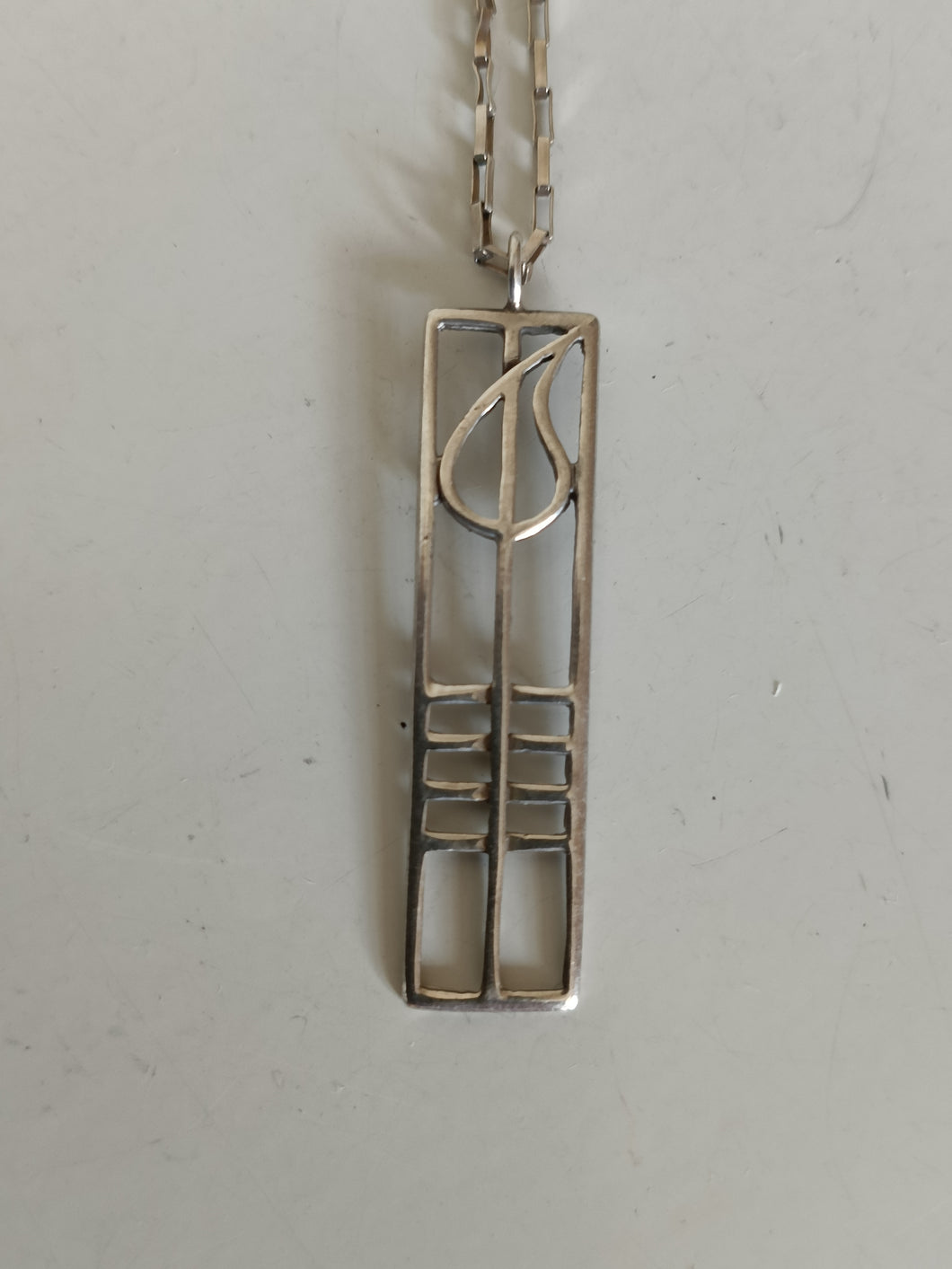 Edimbourg 1950 Sterling Anglais, pendentif bougie avec chaîne en argent massif. Orfèvre CJL Carrick Jewellery (CJL), en Écosse.