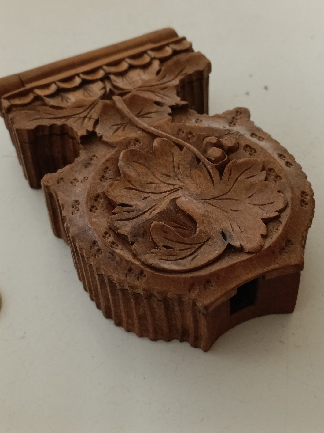 Boîte pour montre de poche à poser en bois sculpté de Brienz, début Xxème