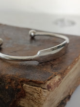 Charger l'image dans la galerie, Bracelet Jonc en argent massif , travail probablement malgache début XXÈME poinçon crabe importation française XXÈME. Poids 16 grammes.

