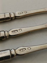 Charger l&#39;image dans la galerie, Rare série de couverts à dessert en argent massif Allemand fin XVIIIÈME début XIXE par le maître orfèvre Christian Friedrich Müller à Berlin periode 1788/1802. Très bonne orfèvre renommé. Monogramme et couronne de prince probablement prussien.
