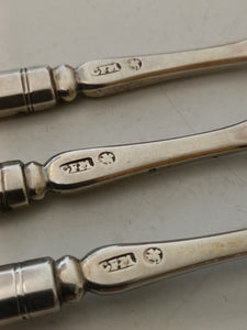 Rare série de couverts à dessert en argent massif Allemand fin XVIIIÈME début XIXE par le maître orfèvre Christian Friedrich Müller à Berlin periode 1788/1802. Très bonne orfèvre renommé. Monogramme et couronne de prince probablement prussien.